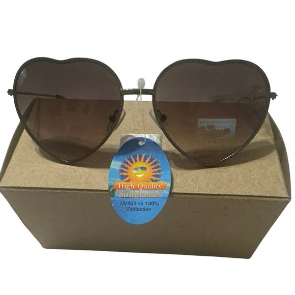 Sunglasses Polycarbonate 100%UV Womens Cute Frame Heart Shape black/w/black trim - Picture 1 of 9
